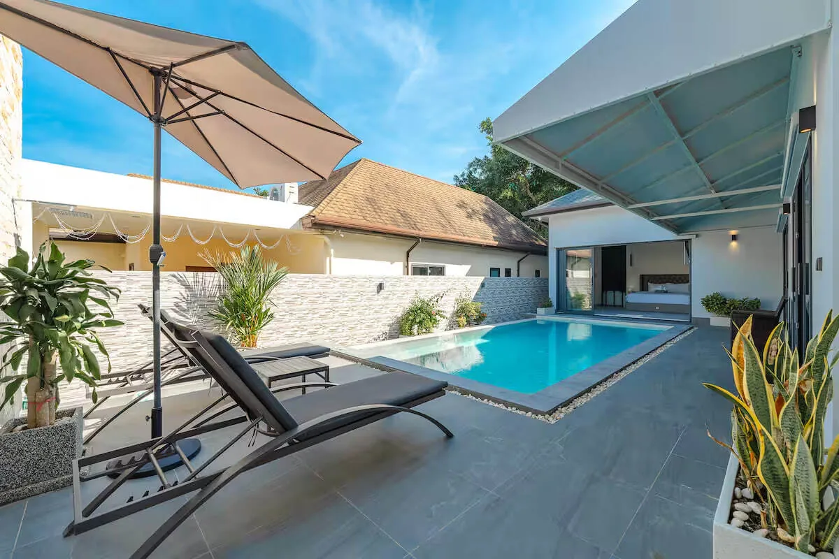 Palm Tree Villa, Раваи — шезлонги и зонт у воды