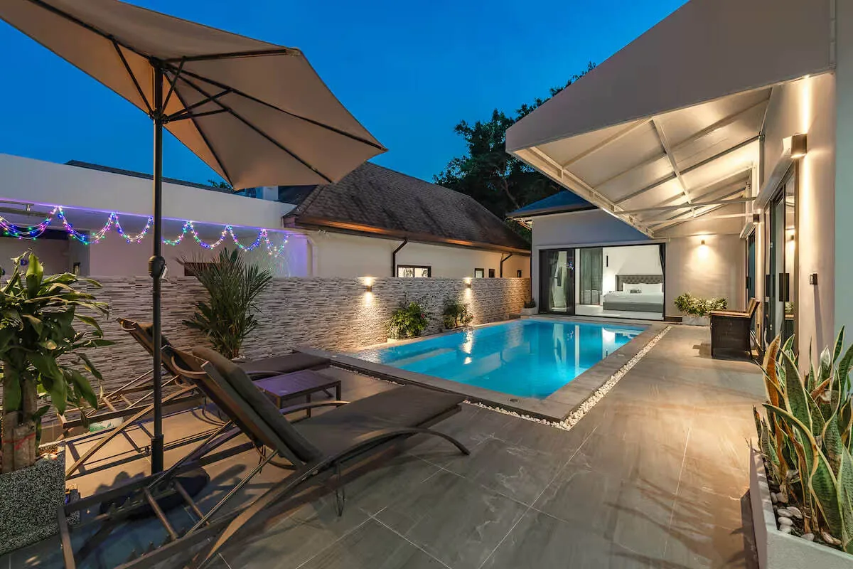 Palm Tree Villa, Раваи — бассейн и терраса в сумерках