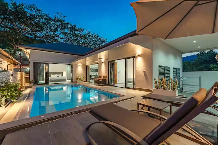 Palm Tree Villa, Раваи — шезлонг у бассейна на закате