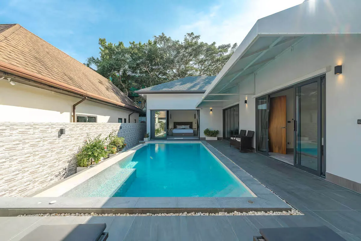 Palm Tree Villa, Раваи — бассейн и открытая терраса днём