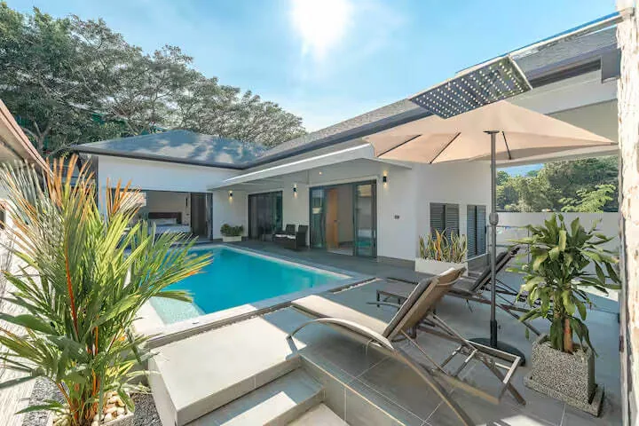 Palm Tree Villa, Раваи — бассейн, зелень и лежаки