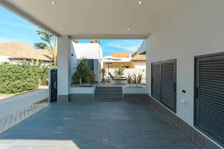 Palm Tree Villa, Раваи — проезд к дому и ворота