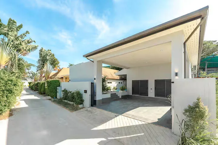 Palm Tree Villa, Раваи — въезд и крытая парковка