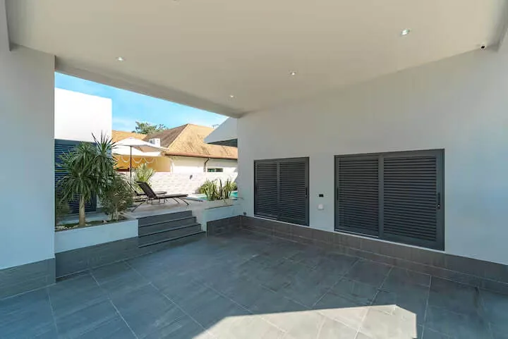 Palm Tree Villa, Раваи — парковка под навесом