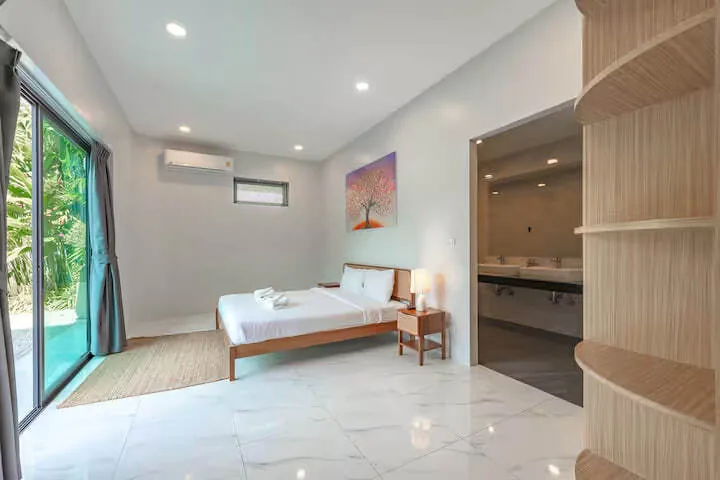 Santorini Style Villa, Раваи — спальня и вход в санузел