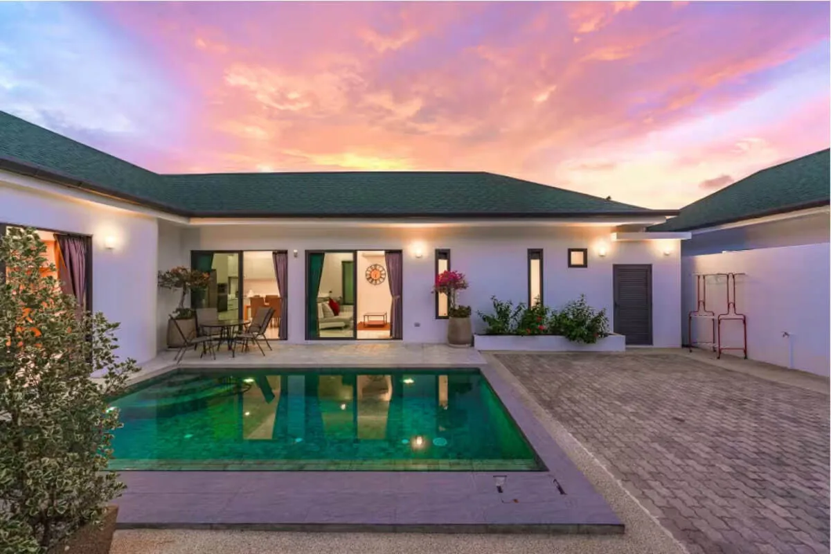 Santorini Style Villa, Раваи — бассейн и внутренний двор в сумерках
