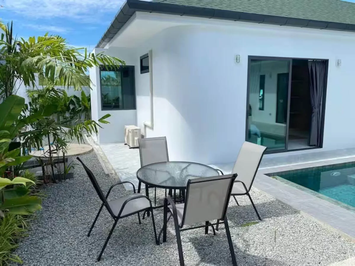 Santorini Style Villa, Раваи — терраса со столом и стульями у бассейна