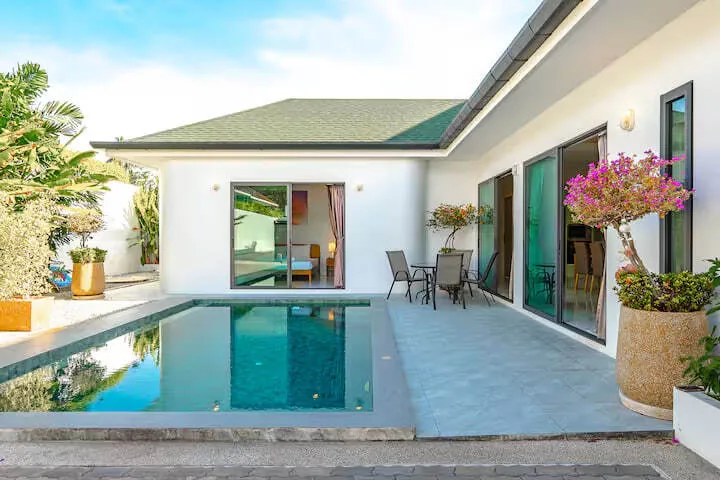 Santorini Style Villa, Раваи — бассейн, терраса и бугенвиллея