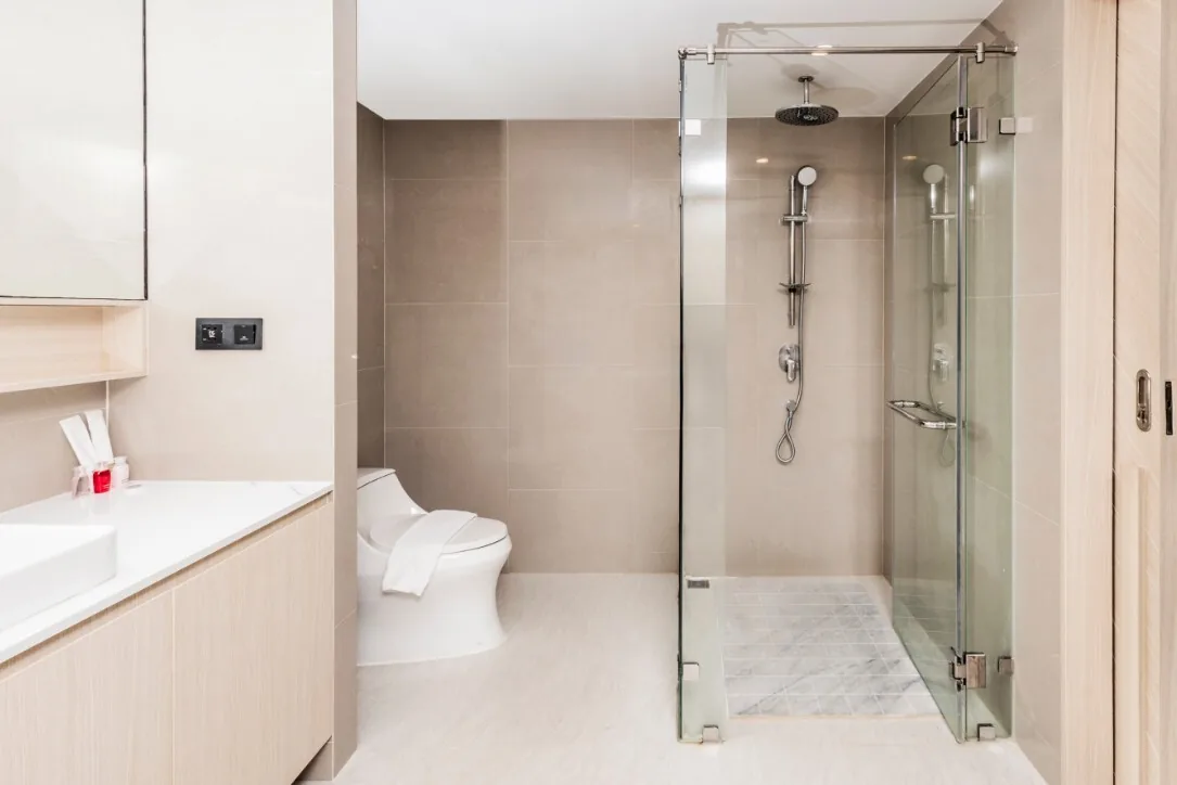 La Vita Sky Duplex 4701, Раваи — душевая, унитаз и раковина