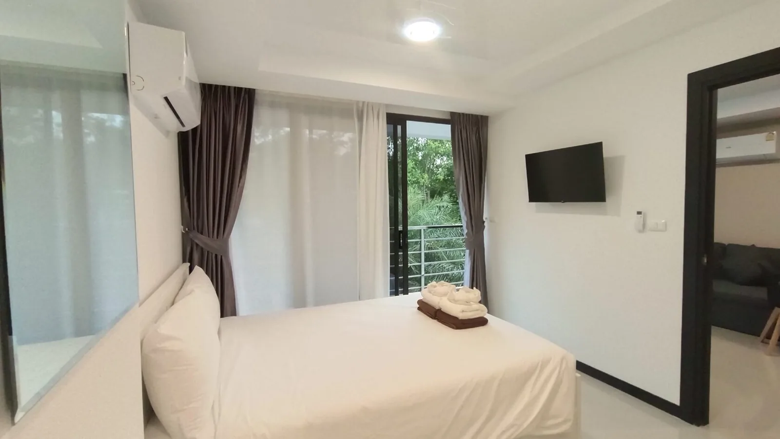 Rawai Beach Condo 302, Раваи — спальня с телевизором