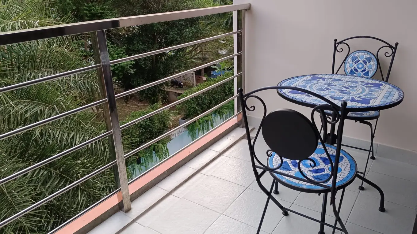 Rawai Beach Condo 302, Раваи — балкон со столиком и зеленью