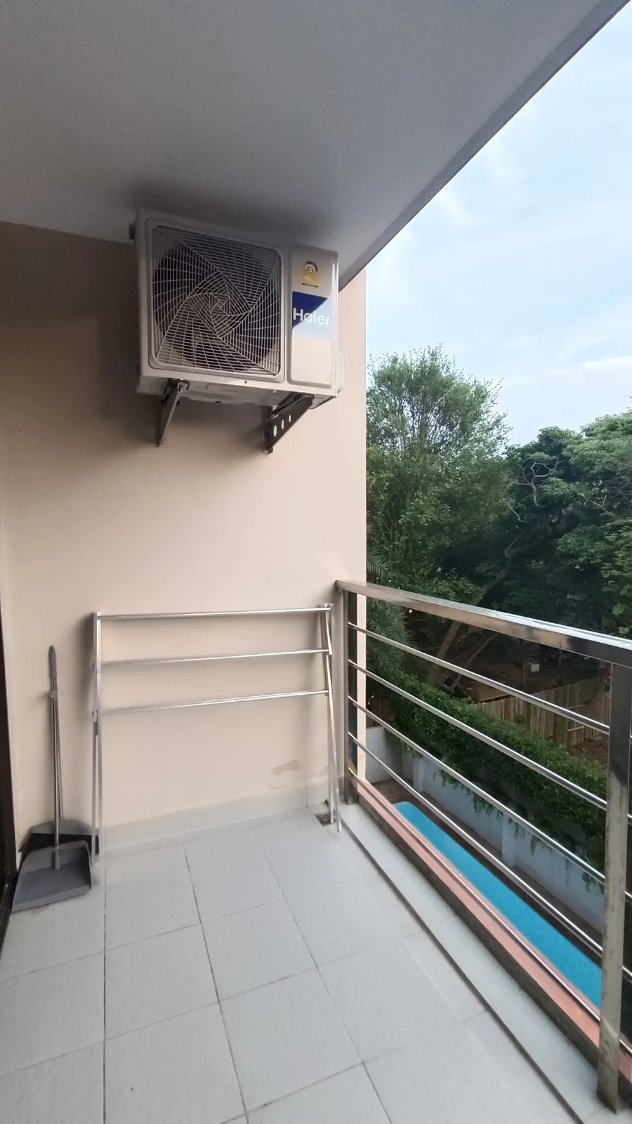 Rawai Beach Condo 302, Раваи — балкон с сушилкой и видом на бассейн