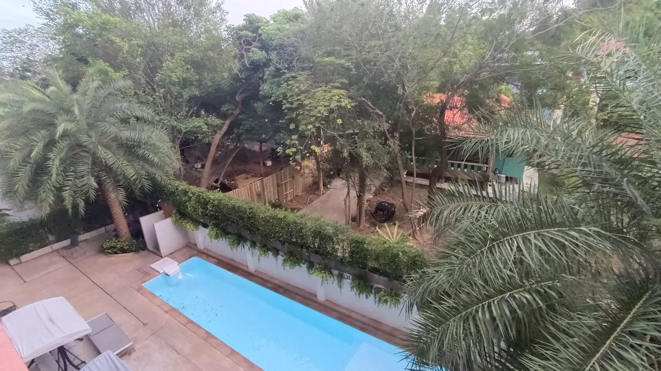 Rawai Beach Condo 302, Раваи — бассейн и шезлонги во дворе