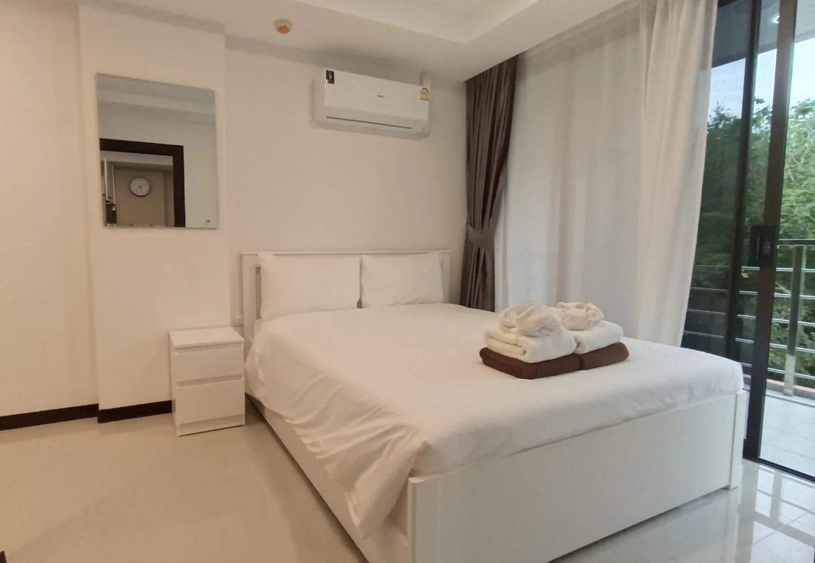 Rawai Beach Condo 302, Раваи — спальня с окном в пол и выходом на балкон
