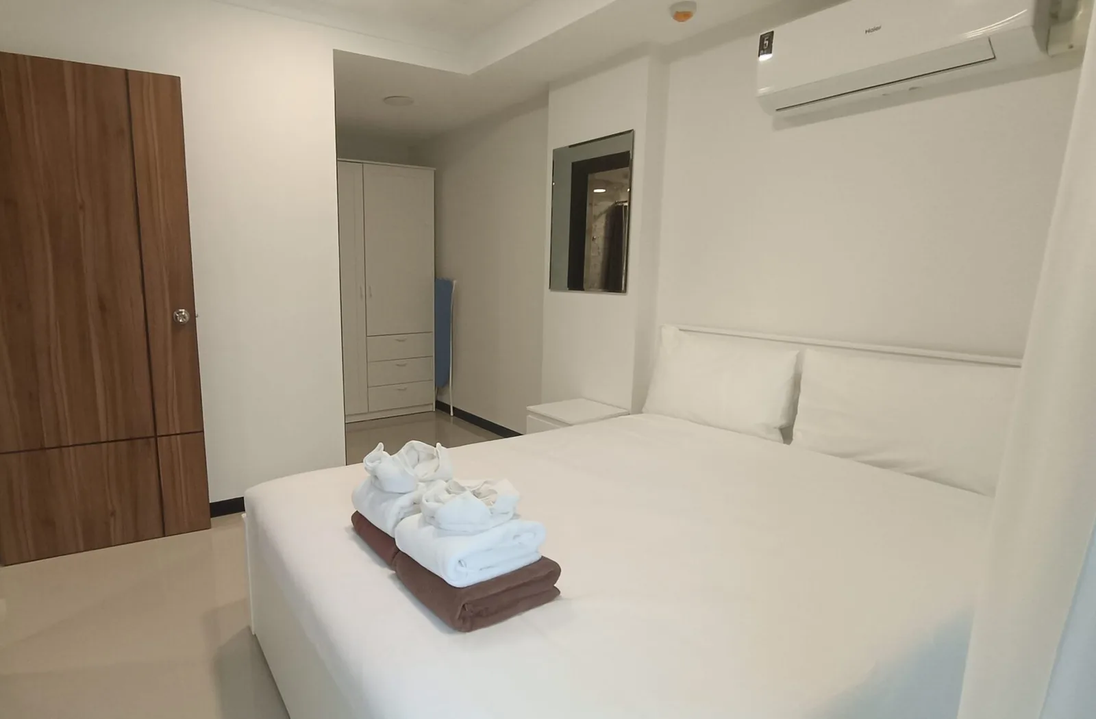 Rawai Beach Condo 302, Раваи — спальня со встроенным шкафом