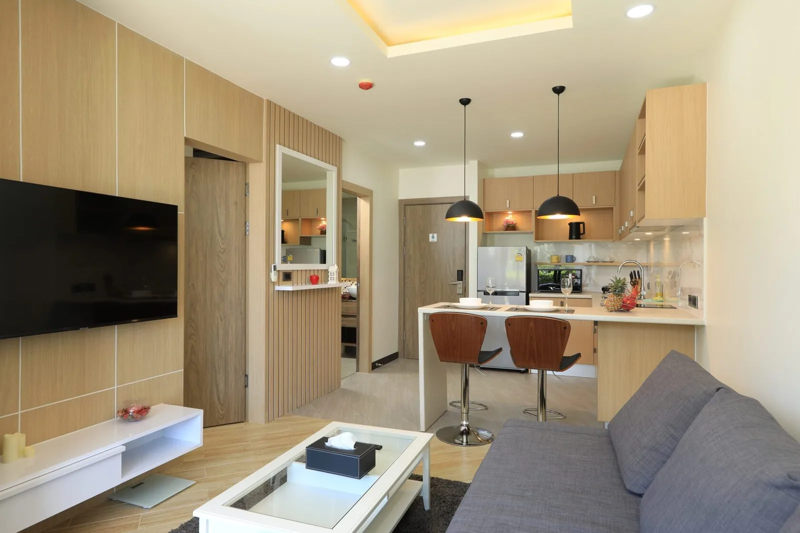 Calypso Garden 107, Раваи — телевизор, диван и барные стулья