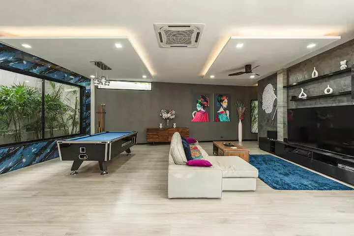 Rawai Relax Pool Villa, Раваи — гостиная, бильярд и выход в сад
