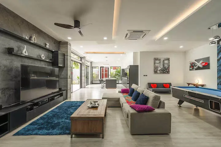Rawai Relax Pool Villa, Раваи — гостиная с телевизором и бильярдным столом