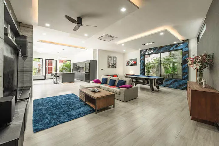 Rawai Relax Pool Villa, Раваи — гостиная с ковром и бильярдом