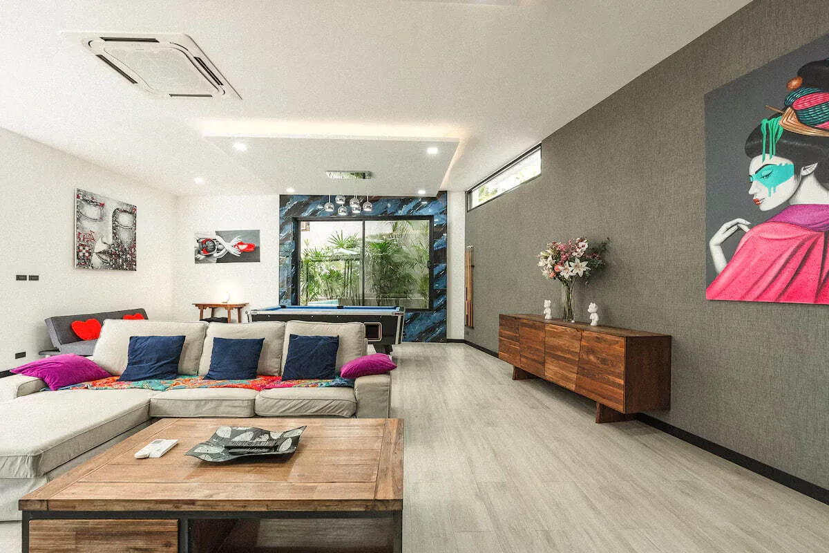 Rawai Relax Pool Villa, Раваи — диван, деревянный стол и картины