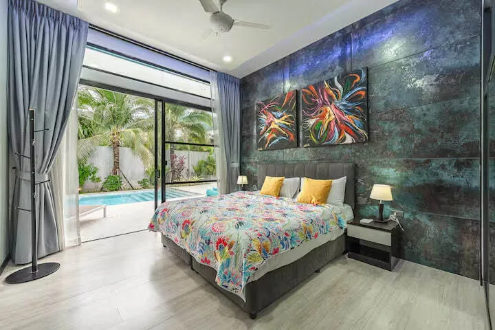 Rawai Relax Pool Villa, Раваи — спальня с выходом к бассейну