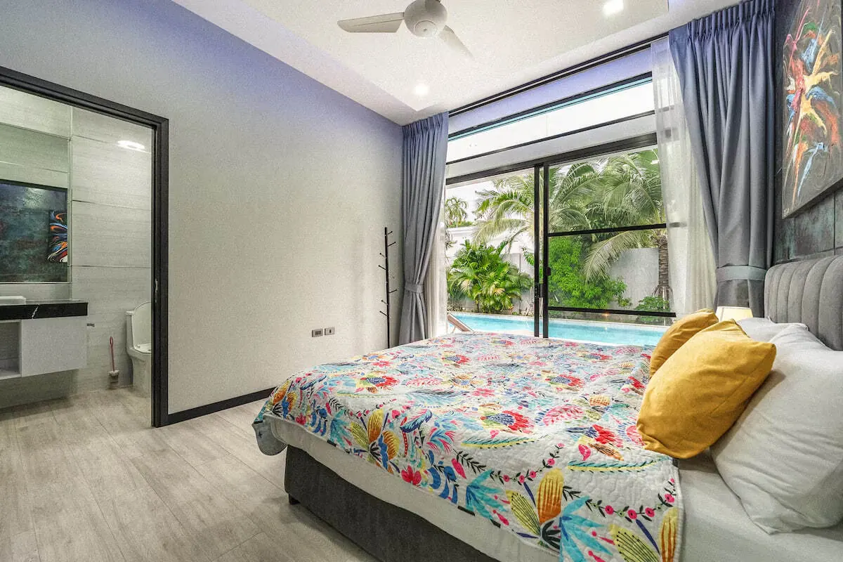 Rawai Relax Pool Villa, Раваи — спальня и вход в санузел