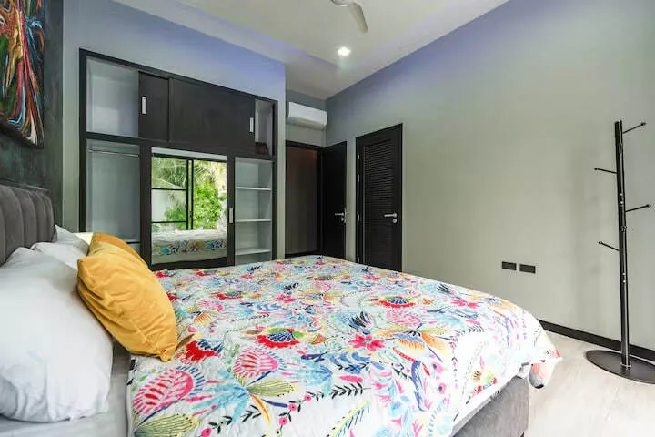 Rawai Relax Pool Villa, Раваи — спальня с окном в сад