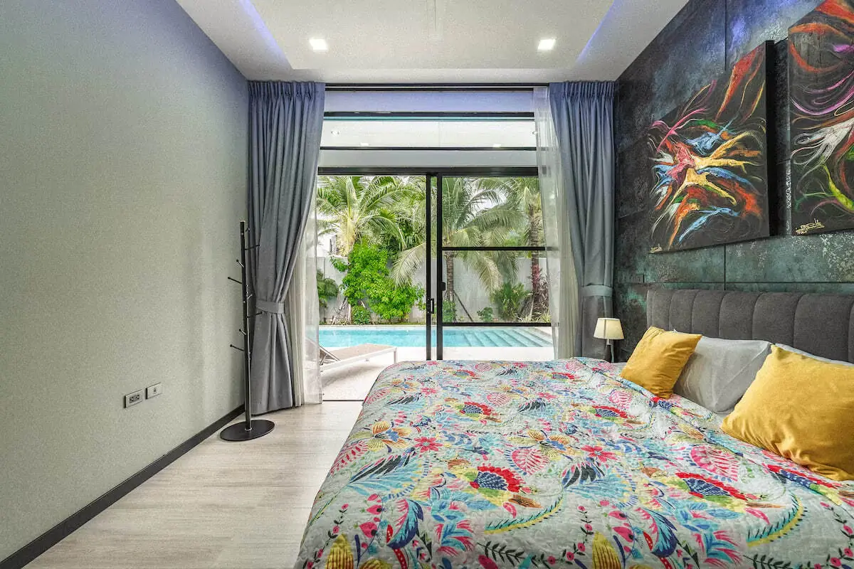 Rawai Relax Pool Villa, Раваи — спальня с выходом на террасу