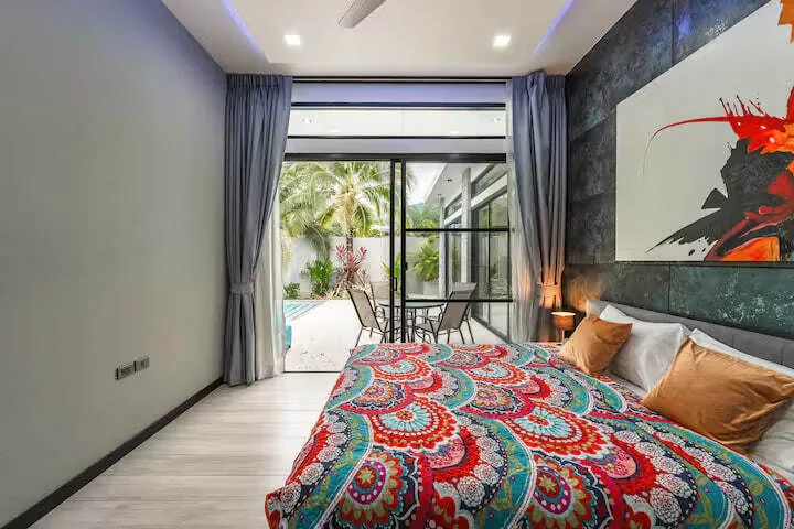 Rawai Relax Pool Villa, Раваи — спальня с выходом к бассейну и террасе