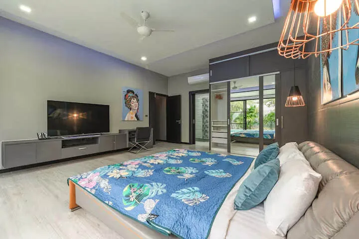 Rawai Relax Pool Villa, Раваи — спальня с телевизором и креслом