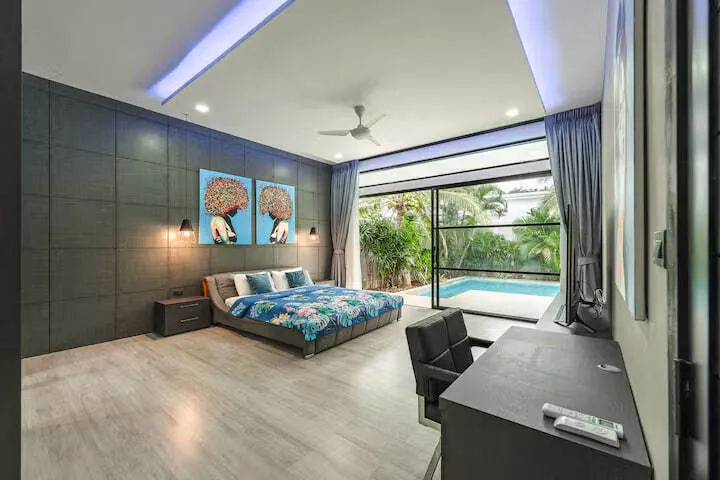 Rawai Relax Pool Villa, Раваи — спальня с видом на бассейн