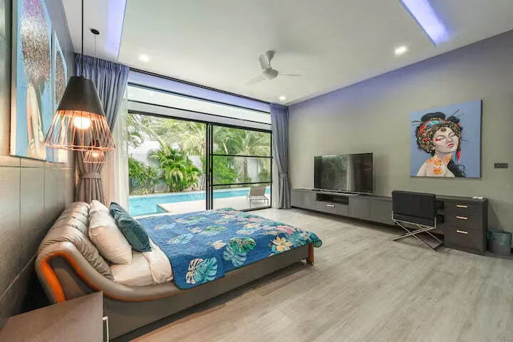 Rawai Relax Pool Villa, Раваи — спальня с торшером и рабочей зоной