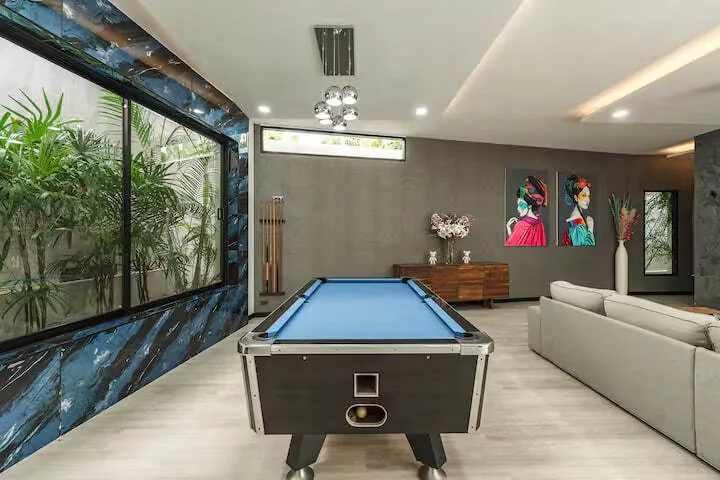 Rawai Relax Pool Villa, Раваи — бильярдный стол у панорамного окна