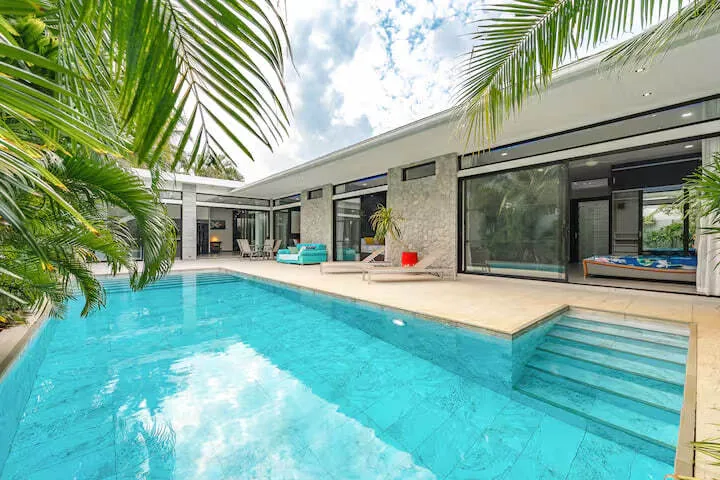 Rawai Relax Pool Villa, Раваи — бассейн вдоль террасы и фасада