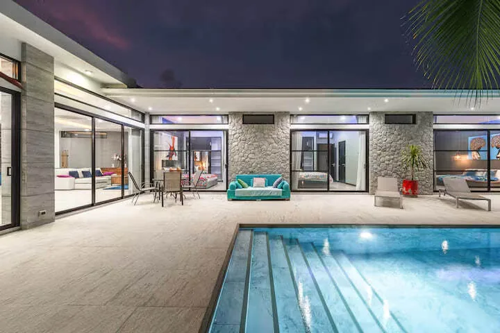 Rawai Relax Pool Villa, Раваи — бассейн и вилла в сумерках