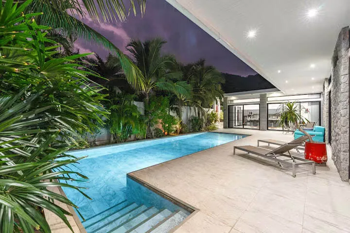Rawai Relax Pool Villa, Раваи — шезлонги у бассейна вечером