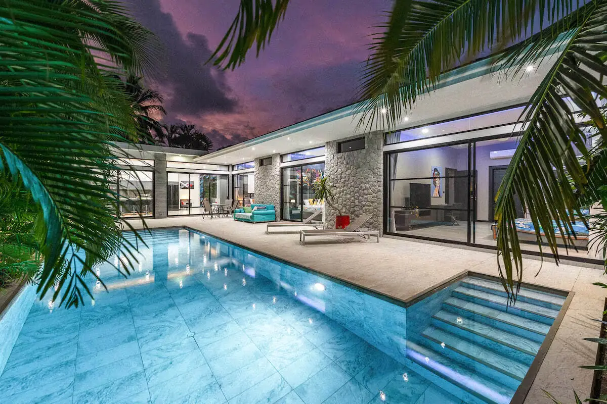 Rawai Relax Pool Villa, Раваи — подсвеченный бассейн вечером