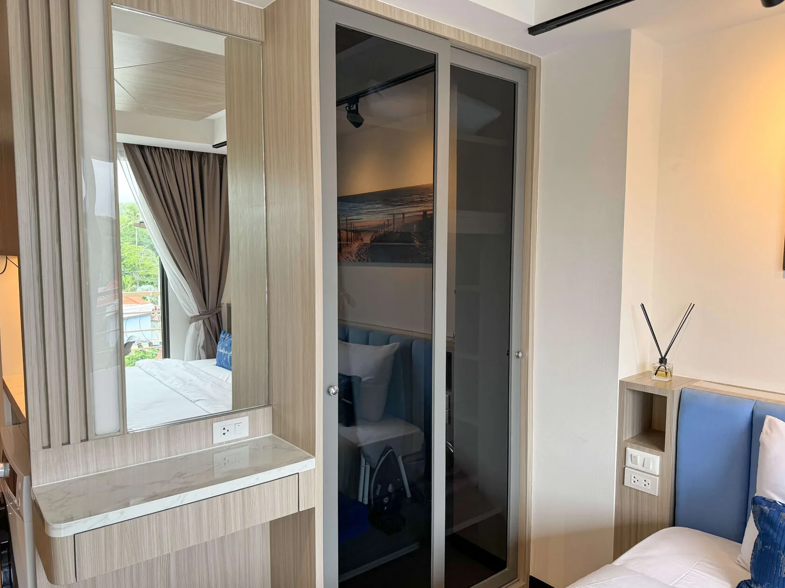 Rawai Beach Condo 418, Раваи — гардероб с зеркалом и туалетный столик