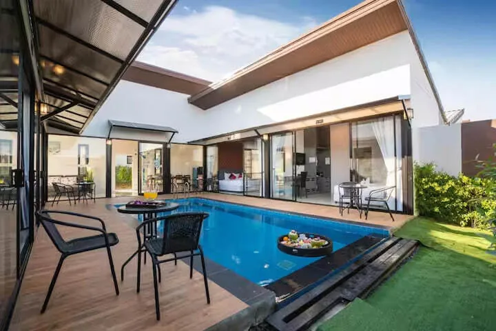 Private Pool Villa 3BR, Раваи — бассейн и терраса у виллы