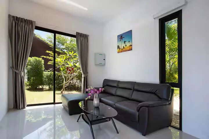 Private Pool Villa 3BR, Раваи — гостиная с окном в сад