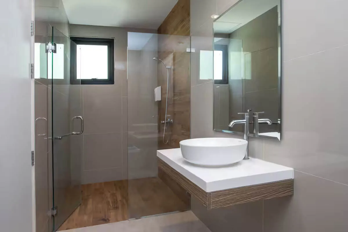 Private Pool Villa 3BR, Раваи — санузел с зеркалом и душевой