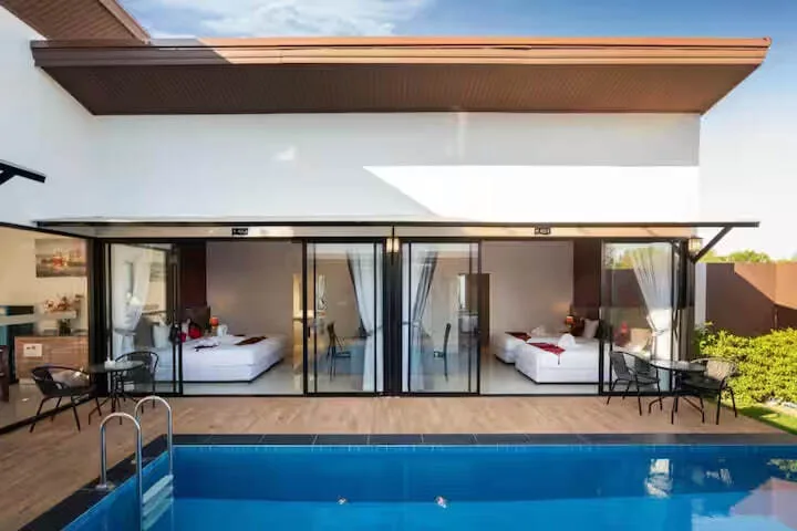 Private Pool Villa 3BR, Раваи — бассейн и терраса перед спальнями