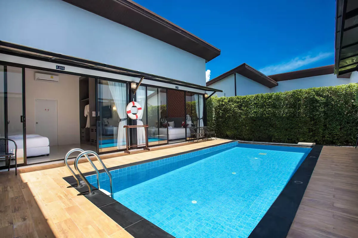 Private Pool Villa 3BR, Раваи — бассейн с деревянным настилом