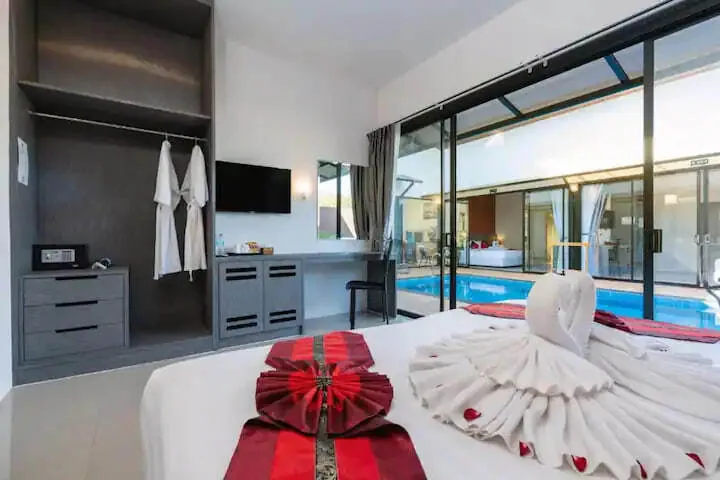 Private Pool Villa 3BR, Раваи — спальня с телевизором и выходом к бассейну