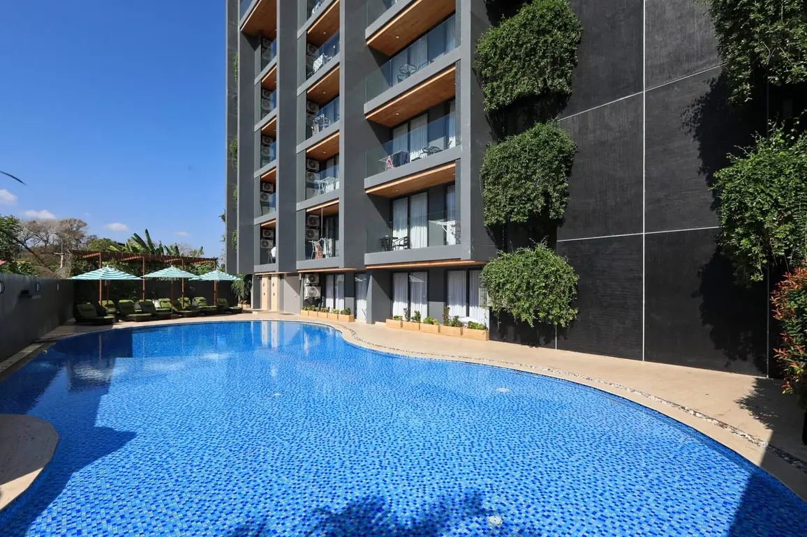 Calypso Garden 402, Раваи — бассейн у корпуса комплекса