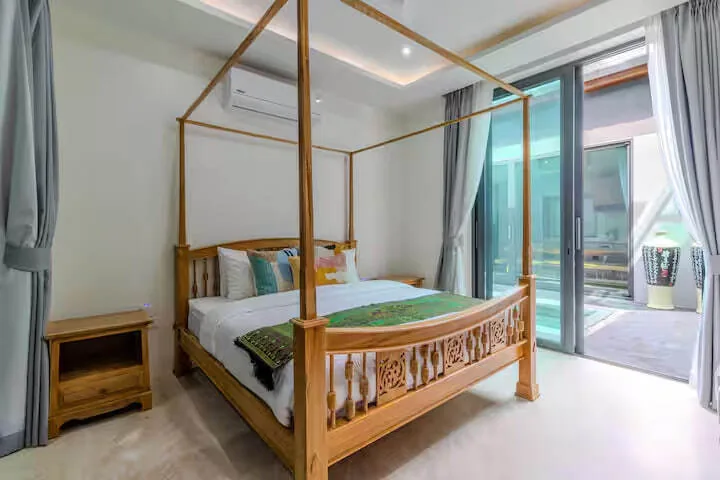 Villa N8, Раваи — спальня с балдахином и выходом во двор
