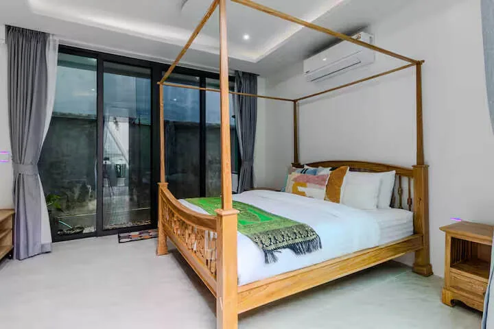 Villa N8, Раваи — спальня с панорамной дверью