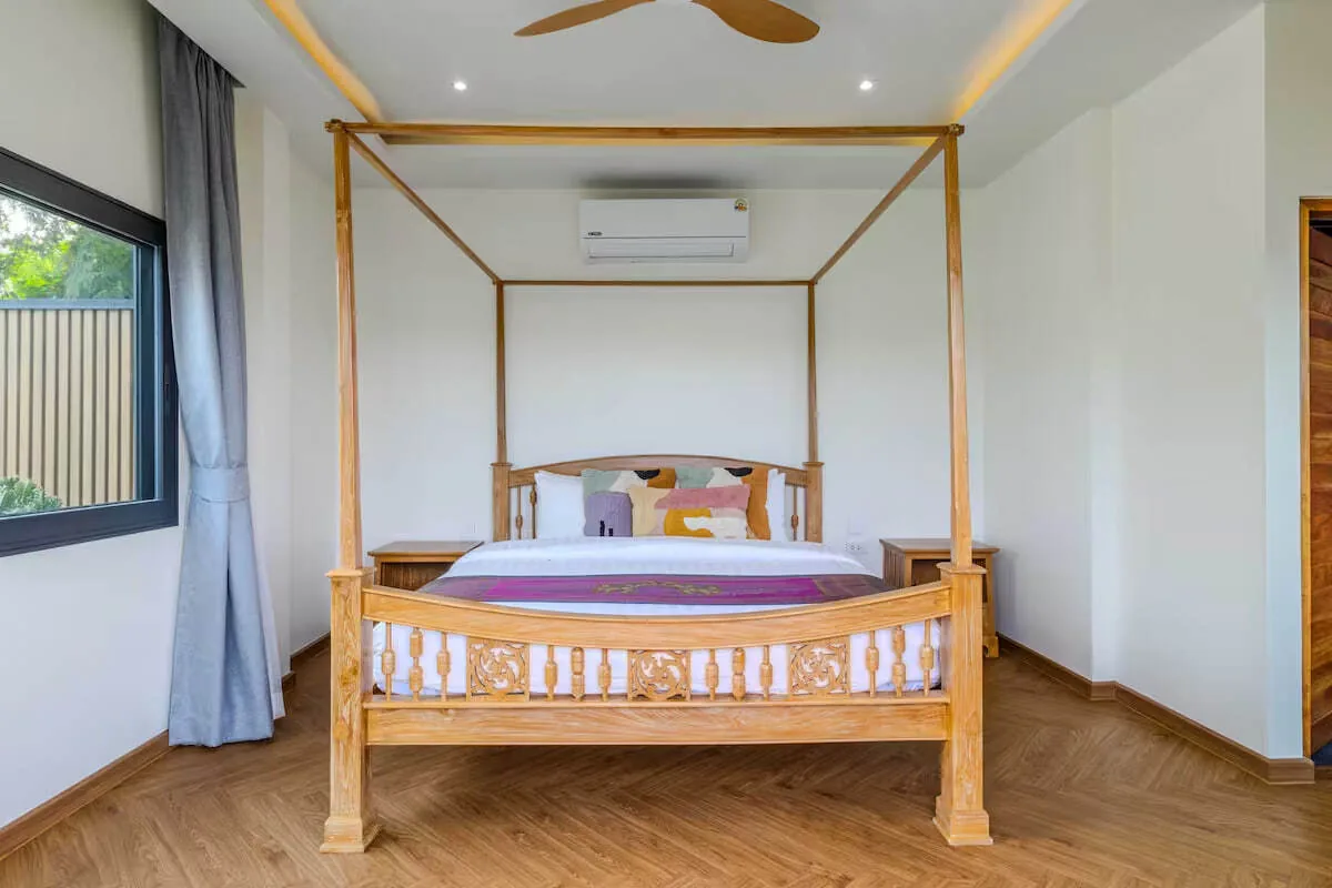 Villa N8, Раваи — спальня с балдахином и вентилятором