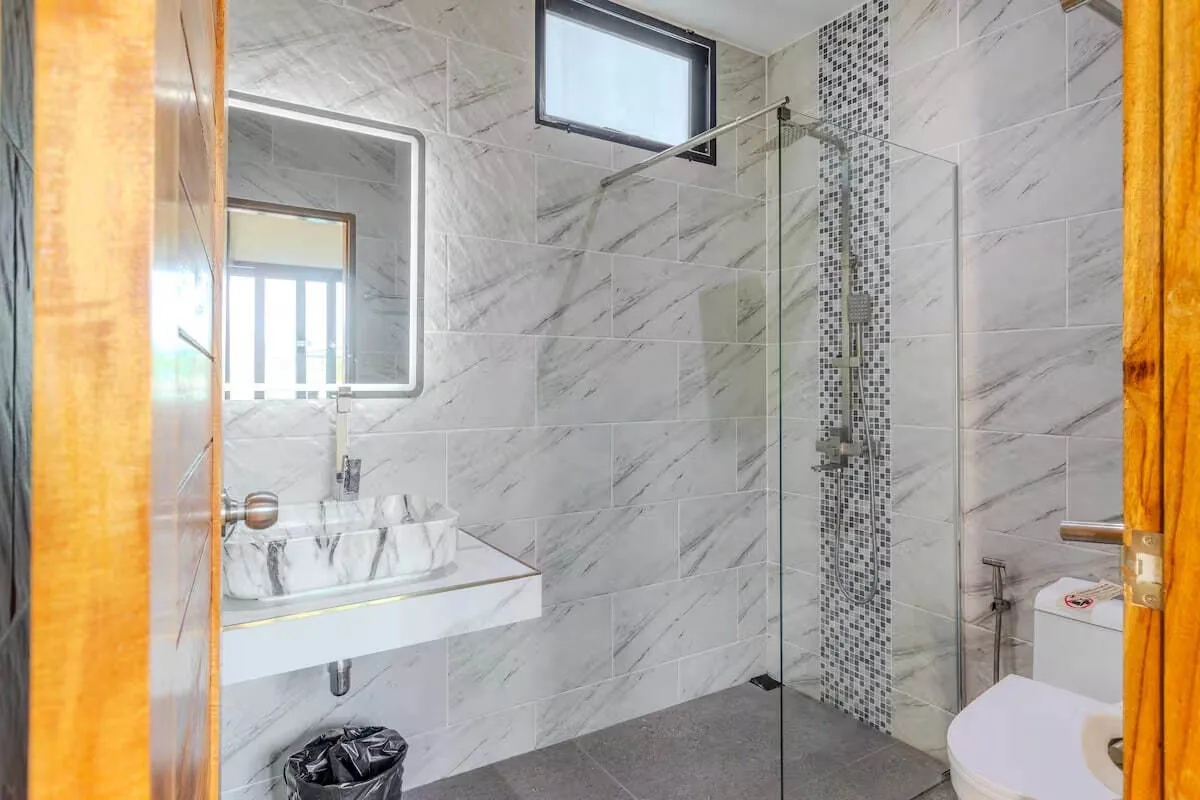 Villa N8, Раваи — санузел с душевой за стеклом