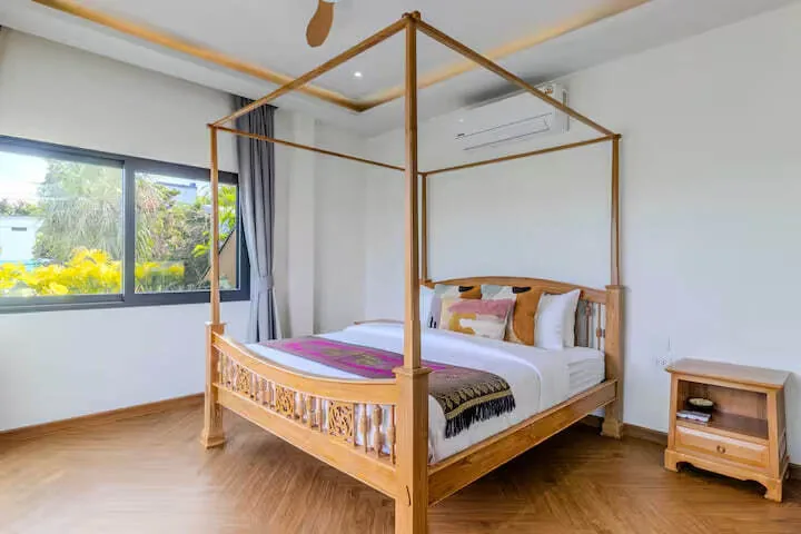 Villa N8, Раваи — спальня с окном в сад